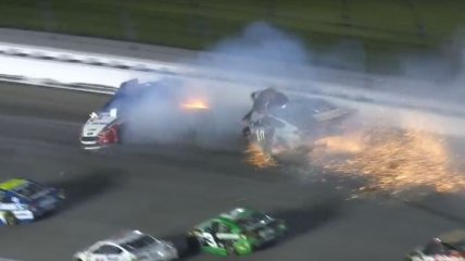 Серьезная авария на гонке NASCAR в Канзасе (Видео)