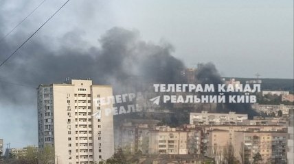 Над Дарницьким районом Києва стовп чорного диму: у столиці спалахнула потужна пожежа, подробиці (відео)