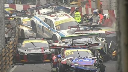 Массовый завал на первом круге гонки FIA GT в Макао (Видео)