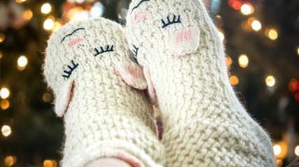 Теплі шкарпетки роблять з овечої вовни