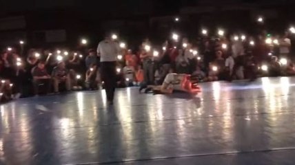 Борцы в США соревновались под свет фонариков после отключения света на арене (Видео)