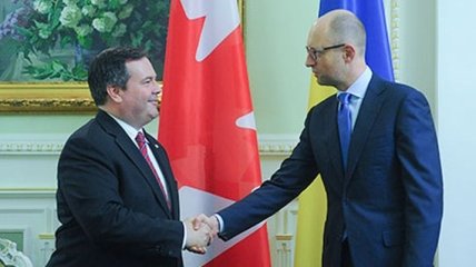 Яценюк и министр обороны Канады обсудили военное сотрудничество