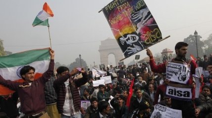 Умершую после изнасилования индийскую студентку кремировали в Дели