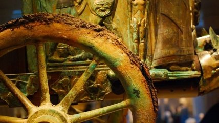 Археологи откопали древнюю колесницу в Индии 