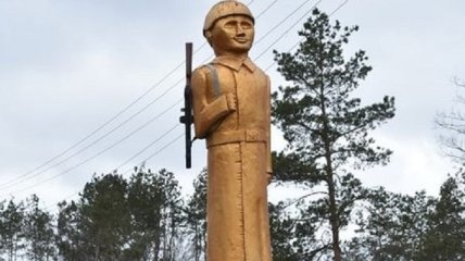 Вылитый Путин: памятник погибшим солдатам на Житомирщине обескуражил сеть