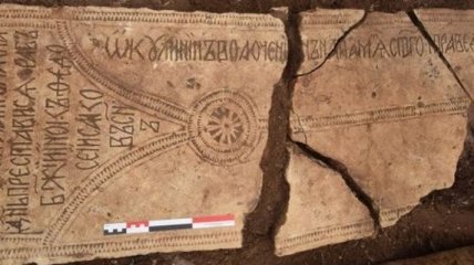 Археологи обнаружили две ценные надгробные плиты XVI века 