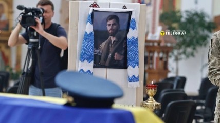 Притула на коленях, родственники в слезах: в Киеве простились с погибшим летчиком "Джусом" (фото, видео)