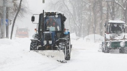 Ночью дороги Киева будут расчищать от снега 23 бригады автодоровцев