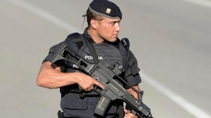 Неизвестный мужчина напал с ножом на полицейских в Испании