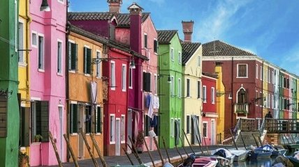 Яркий и красочный квартал волшебного города Венеция (Фото)