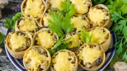 Рецепт дня: тарталетки с курицей, грибами и сыром