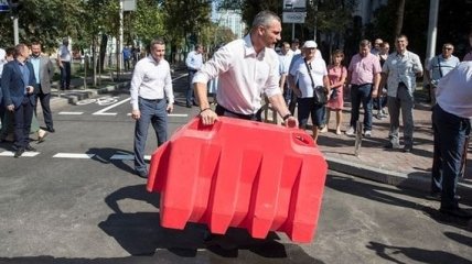 Мэр Кличко открыл одну из улиц Киева после ремонта