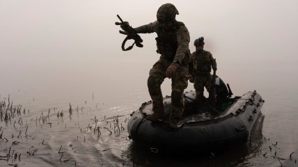Морські піхотинці десантуються поблизу лівого берега на Херсонщині