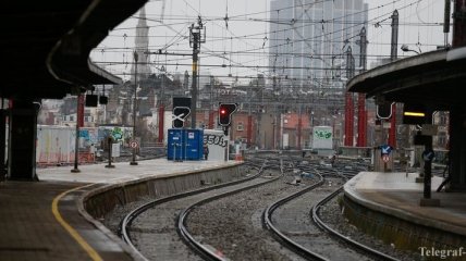 Во Франции железнодорожники устроили митинг: стоит треть поездов