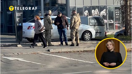 Представители ТЦК проверяют военно-учетные документы у гражданина