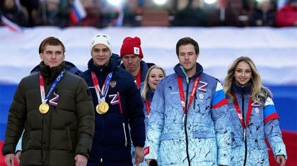 Российские спортсмены на митинге путина