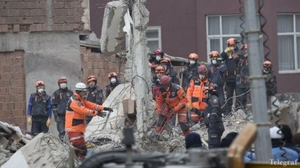 В результате обвала дома в Стамбуле уже погиб 21 человек