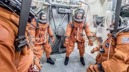 NASA испытало лунный скафандр