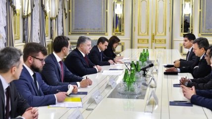 Порошенко обсудил с General Electric модернизацию железной дороги Украины