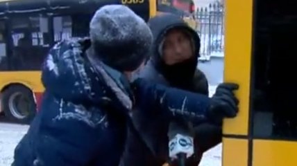Белорус в Варшаве вытолкал автобус из снежной ловушки и покорил поляков: мужчине подарили проездной (видео)