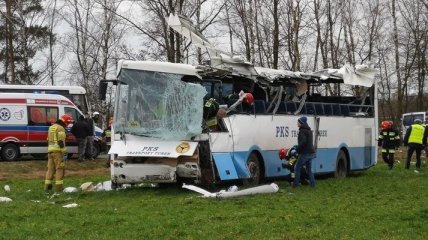 В Польше сильный ветер снес с дороги школьный автобус