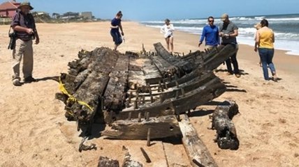 На берег Флориды из океана вынесло фрагмент старинного корабля (Видео)