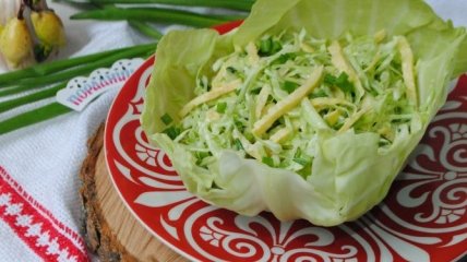 Оригинальный салат из капусты и жареных яиц
