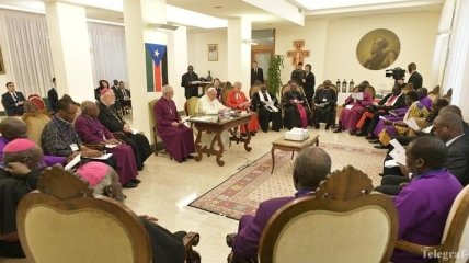 Папа Римский в свои 82 года целовал ноги лидерам Южного Судана (Видео)