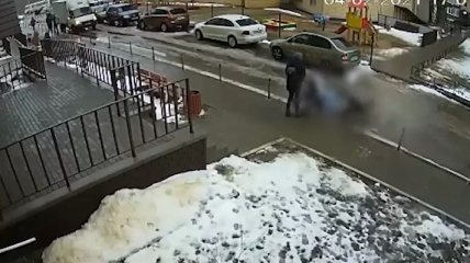 Появилось видео момента, как самоубийца упал на коляску с младенцем в Воронеже