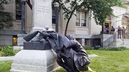 В США активисты снесли памятник Конфедератам (Видео)