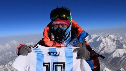 Футболку Месси подняли на вершину Эвереста