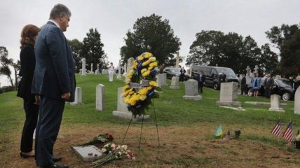 Порошенко с женой в США почтил память Джона Маккейна