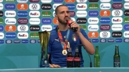 Специфические вкусы: лучший игрок финала Евро смешал Heineken и Coca-Cola на послематчевой прес-конференции (видео)