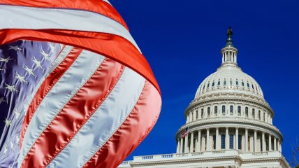 Здание Капитолия США с американским флагом