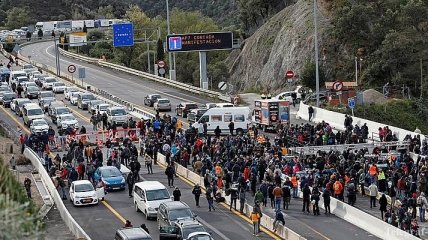 Ни въехать, ни выехать: в Каталонии заблокировали центральную дорогу (Фото)