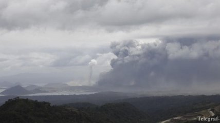 Грозу над вулканом в Филиппинах сняли на видео