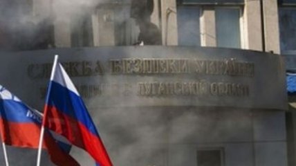 В Луганске горело бывшее здание СБУ