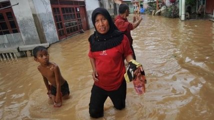 Суматра страдает от наводнений: не менее 6 погибших (Видео)