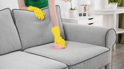 Как отчистить пятно с обивки дивана - полезный лайфхак