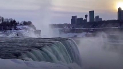 Покрылся льдом, но не остановился: сеть восхитило видео замерзшего Ниагарского водопада