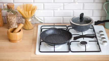 Перегрев антипригарной сковороды может привести к разрушению покрытия