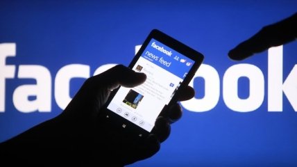 Ученые: Facebook поддерживает отношения на расстоянии