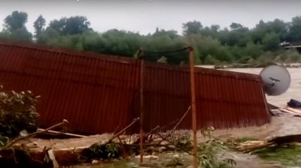 На Прикарпатье паводок смыл колыбу (Видео)