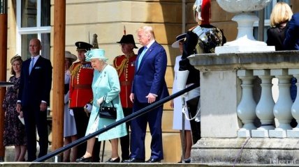 Трамп нарушил протокол, положив руку на спину королевы Елизаветы II 