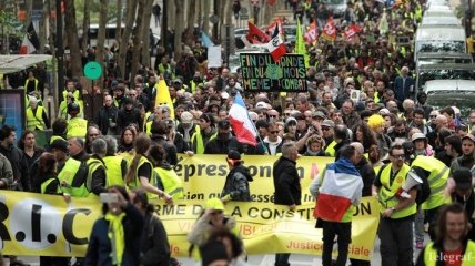 "Желтые жилеты" во Франции начали "марш на СМИ" 