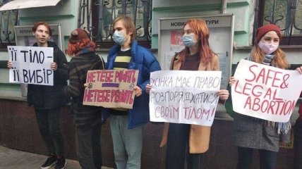 Украинцы вышли с плакатами в поддержку прав женщин в Польше (фото)