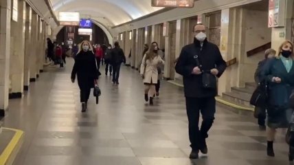 Смертность не падает, а метро забито: как проходит локдаун в Киеве (видео)