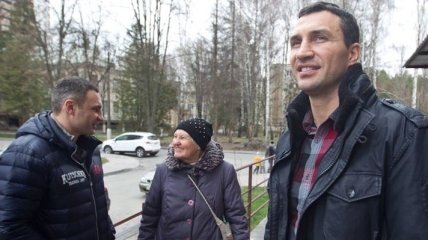 Братья Кличко подарили квартиру сестре Василия Стуса