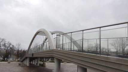 Копия Керченского моста вся покрылась трещинами: фото попали в сеть