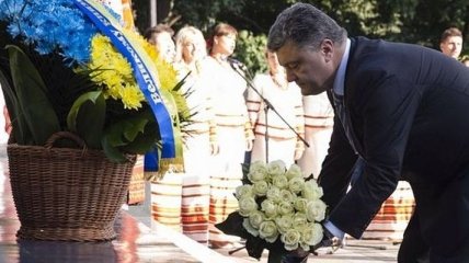 Порошенко возложил цветы к памятным местам украинцев